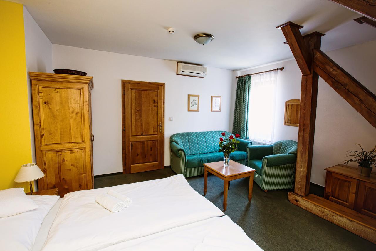 Hotel U Lipy Krusovice Luaran gambar